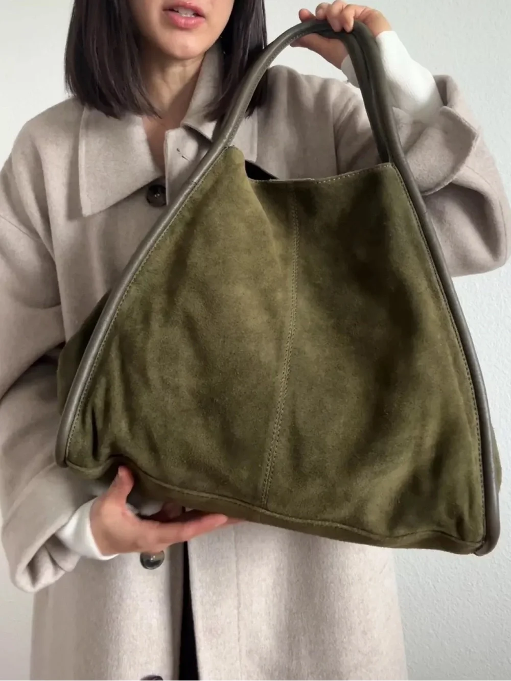 Viral ASOS DESIGN suede tubular tote bag in forest green - Picture 3 of 9